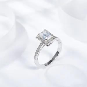 Elegante anillo de moissanita talla esmeralda en plata de ley bañada en oro de 18k.