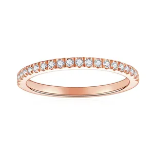 Detailansicht des 18 Karat rosévergoldeten S925 Silberrings mit Moissanit-Steinen