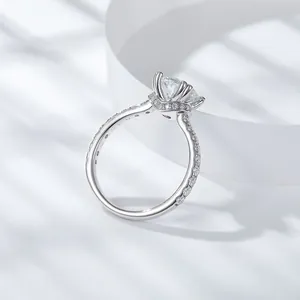 Primer plano de un anillo de moissanita de 7,5 mm con detalles laterales finos