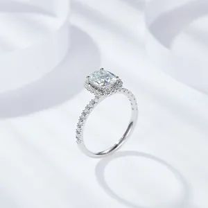 Vue macro détaillée d'une bague en moissanite argentée avec pierre taille coussin