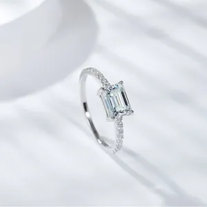 Detalle de anillo de moissanita talla esmeralda 5*7mm en plata, joya clásica para novias