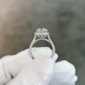 Detalle del perfil lateral de un anillo de moissanita de 5 quilates en plata S925