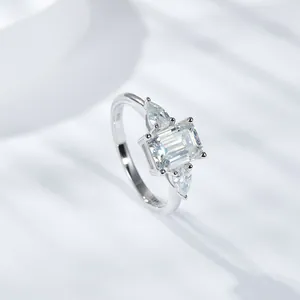 Vista detallada de anillo de moissanita talla esmeralda 6x8mm en plata S925