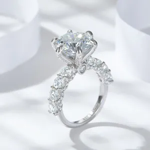 Primo piano di un anello in moissanite da 5 carati con incastonatura pavé su sfondo bianco.