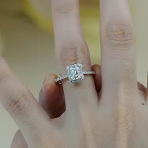 Primer plano de un anillo de moissanita talla esmeralda 5x7mm en la mano