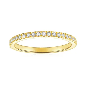 Detaillierte Makroansicht eines S925 Sterlingsilberrings mit 18 Karat Vergoldung und Moissanit