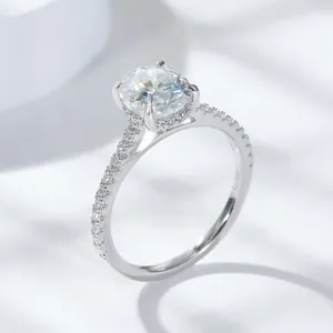 Dettaglio di un anello di fidanzamento in moissanite ovale da 2 carati in argento