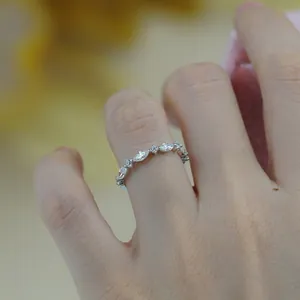 Detaillierte Nahaufnahme eines Moissanit-Ewigkeitsrings mit Marquise-Schliff