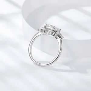 Vista detallada de anillo de moissanita talla esmeralda con sello S925 en plata.