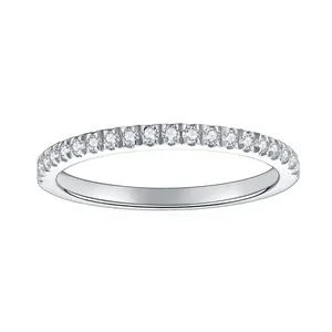 Nahaufnahme glitzernder Pavé-Moissanit-Steine auf einem Ring aus S925 Sterlingsilber