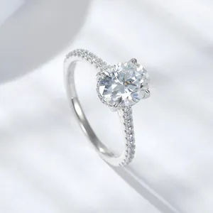 Dettaglio dell'anello moissanite ovale da 2 carati con halo e fascia in argento
