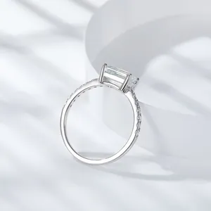 Anillo de plata de moissanita talla esmeralda de 5x7 mm con piedras laterales pavé
