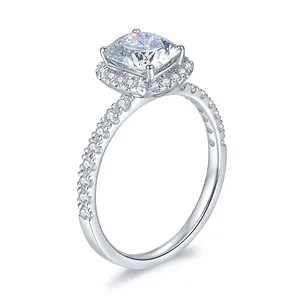 Élégante bague halo en moissanite taille coussin en argent plaqué or blanc 18 carats