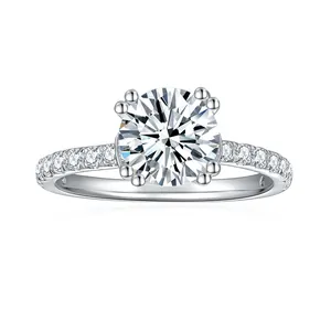 Elegante anillo de moissanita redonda de 7,5 mm en plata bañada en oro blanco de 18k