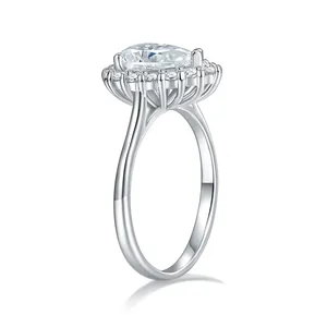 Élégante bague en argent plaqué or 18 carats avec une moissanite en forme de poire