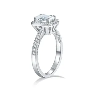 Elegante anillo de moissanita talla esmeralda de 5x7mm en plata bañada en oro blanco 18k