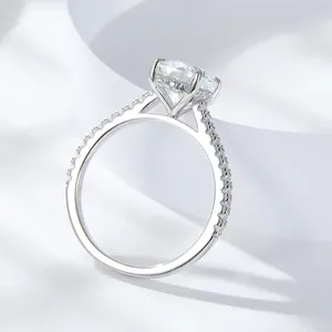 Elegante anello di fidanzamento in moissanite ovale da 2ct in argento 925 con pavé