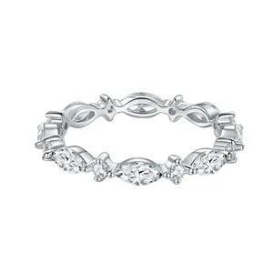 Marquise-Moissanit-Eternity-Ring aus 925er Sterlingsilber mit Weißgold-Beschichtung.