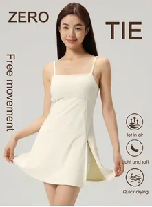 Mannequin portant une robe de sport ivoire respirante pour le tennis et le yoga