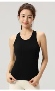 Vista frontale di un top sportivo nero ad alto impatto per donna su modella asiatica