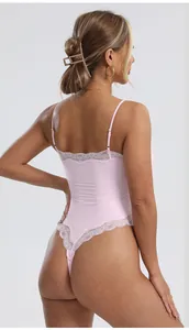 Détail de la dentelle au dos et des bretelles réglables du body rose