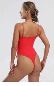 Vue arrière d'un body rouge sexy avec bordure en dentelle et bretelles réglables