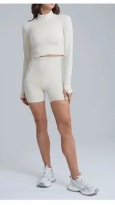 Ensemble de yoga blanc crème pour femme avec veste courte et short à taille haute
