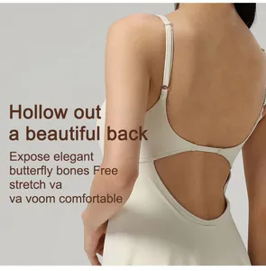 Détail du design élégant avec dos ajouré sur cette robe de tennis de sport blanche.