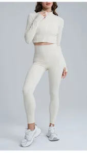 Femme en ensemble de yoga respirant avec veste zippée et leggings à la taille haute