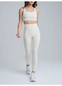 Ensemble de yoga blanc respirant pour femme avec legging taille haute et brassière