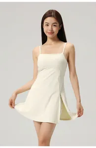 Vue de face d'une robe de tennis blanche respirante à fines bretelles avec fente latérale.