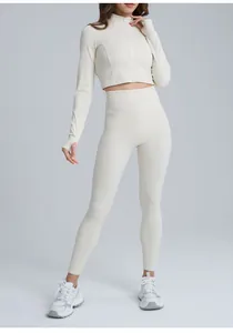 Vue détaillée de l'ensemble de yoga blanc crème avec legging et veste à fermeture