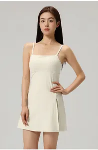 Vue de face d'une élégante robe de tennis pour femmes blanc cassé avec de fines bretelles