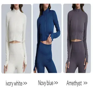 Giacche sportive slim-fit con zip nei colori bianco avorio, blu navy e ametista.