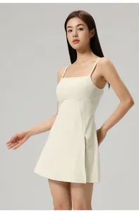Détail d'une robe de tennis de sport respirante de couleur crème à fines bretelles
