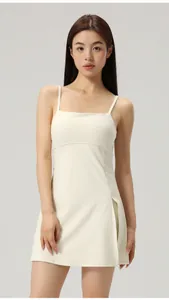 Vue de face d'une robe de tennis crème avec bretelles fines et fente latérale.