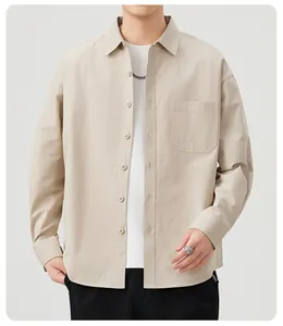 Dettaglio camicia beige uomo stile retrò giapponese in cotone con taschino