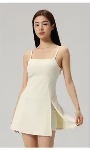 Vue détaillée d'une robe de tennis blanc crème avec fente latérale et short intégré