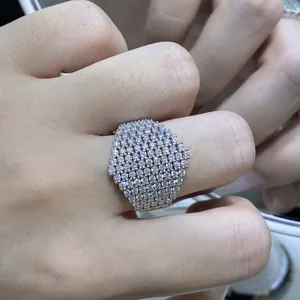 Détail rapproché d'une bague de luxe en argent S925 sertie de moissanites de 1,5 mm