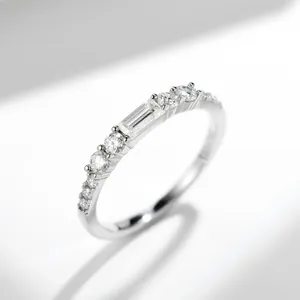 Detail eines Moissanit-Rings aus S925 Silber mit Baguetteschliff und Rundakzenten.
