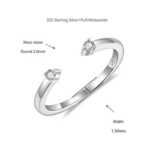 Dettaglio di un anello aperto in argento 925 con due pietre di moissanite da 2,0 mm.