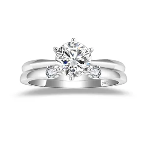 Primo piano di un set di anelli in argento S925 con scintillanti pietre moissanite