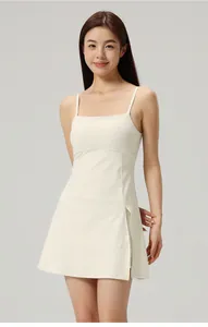 Robe de tennis blanche respirante avec bretelles spaghetti et fente latérale pour le yoga