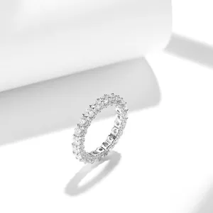 Gros plan détaillé d'une bague d'éternité en moissanite 3,0 mm en argent S925