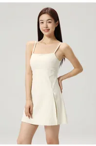 Robe de tennis blanche à fines bretelles et fente latérale, vue de face