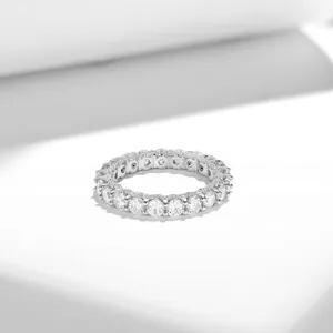 Gros plan d'une bague éternité de luxe avec moissanites rondes de 3,0 mm sur argent