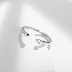 Dettaglio ravvicinato di un anello aperto in argento S925 con due pietre moissanite lucide