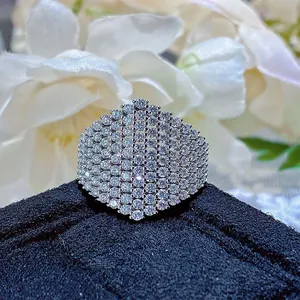 Gros plan d'une bague de lulxe hexagonale en moissanite sertie pavé en argent doré
