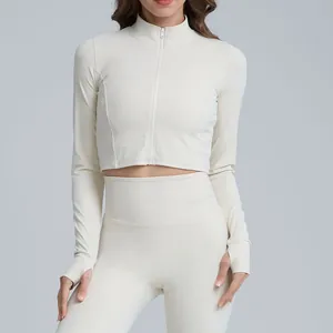 Vista dettagliata di una giacca da yoga cropped color crema slim fit con cerniera