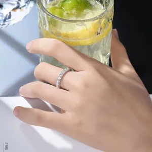 Alliance éternité en argent S925 sertie de moissanite de 3,0 mm portée à la main